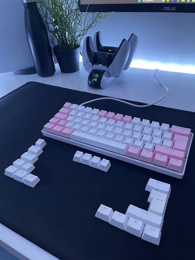 Le même clavier, nettoyé, customisé et photographié sur mon bureau.