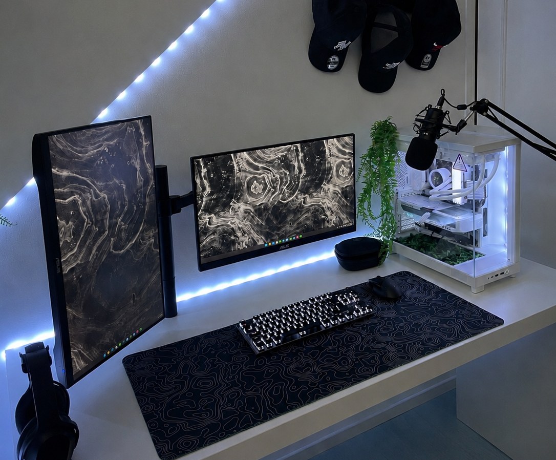 Le bureau de Noah : deux écrans, un clavier mécanique et un PC monté à la main.