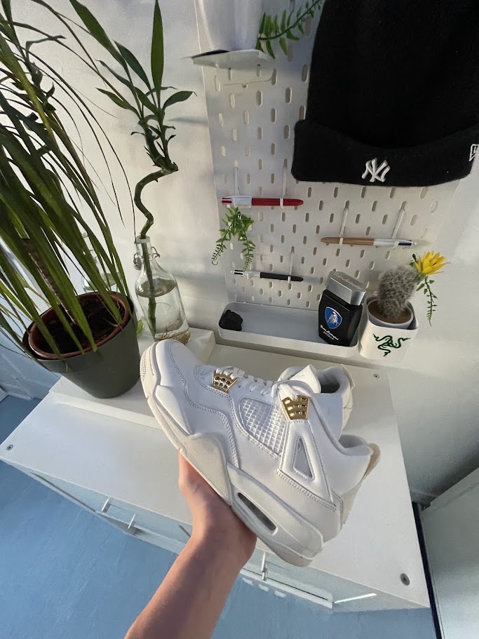 La Air Jordan 4 « White & Gold », prête à repartir.